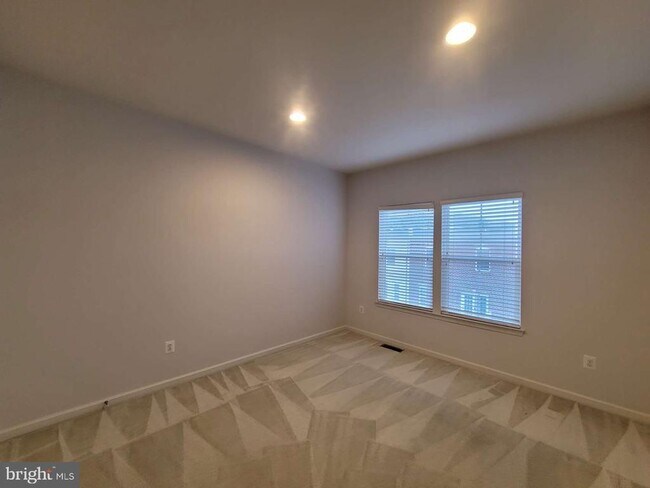 Building Photo - 434 Parkview Ave