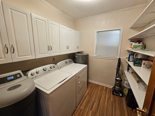 Building Photo - 3710 E Chattaroy Rd