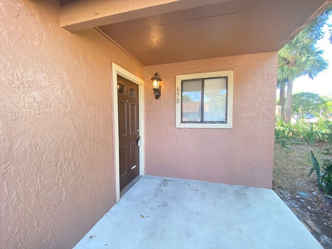 Building Photo - Winter Park Villas! Full Sail/Winter Park 2/2 condo available now!