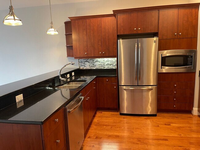 Building Photo - Your Dream Downtown Condo Awaits!