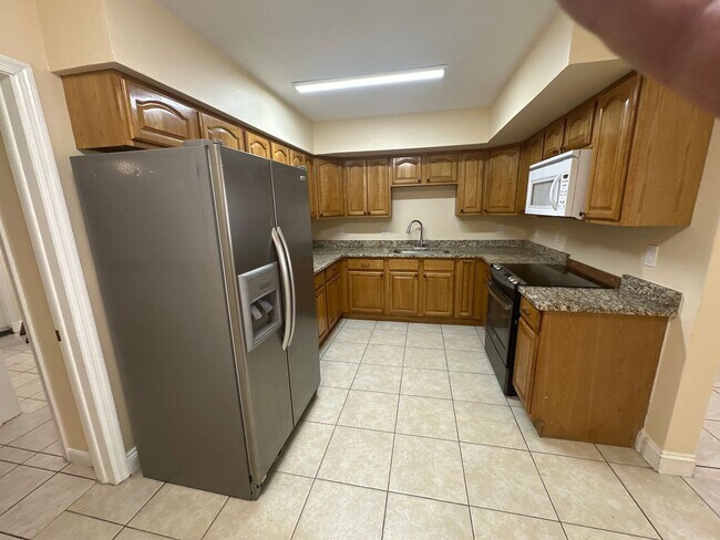 Building Photo - Beautiful 4/2 in the hear of Lanats