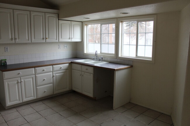 Building Photo - 2437 Darrow Ave