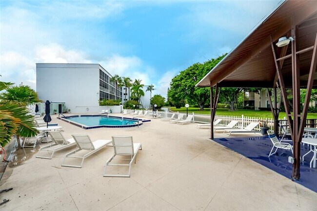 Building Photo - 400 Waterway Dr S