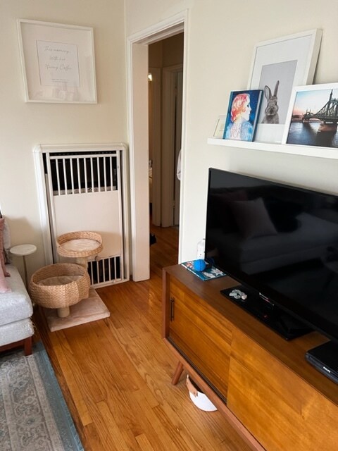 Livingroom Pic4 - 2048 Colby Ave