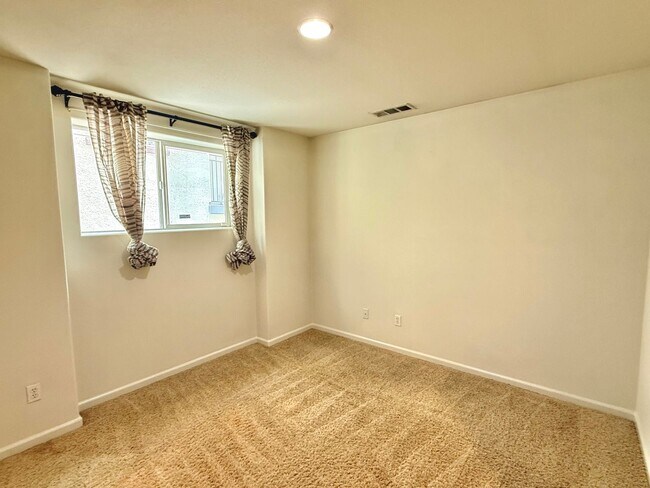 Building Photo - $4,400 / Beautiful 3BR + Bonus Room / 2.5BA Single-Family Home in Warm Springs, Fremont