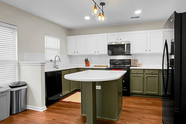 Building Photo - 124 Larkspur Dr