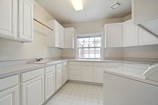 Building Photo - 2284 NW Wheatfield Way