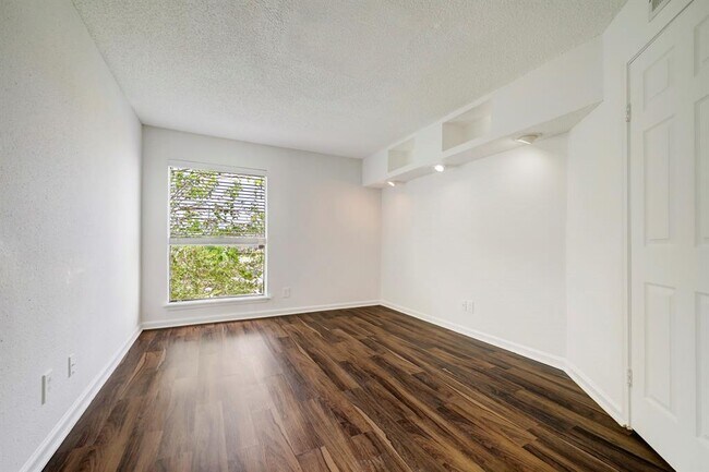 Building Photo - 2830 S Bartell Dr