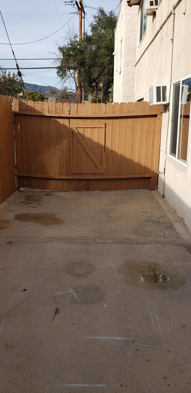 Building Photo - 705 S Chevy Chase Dr