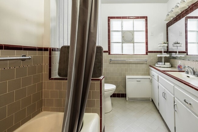 Building Photo - Your Fully Furnished 3 Bed 2 Bath Home Awaits Immediate Move-In!