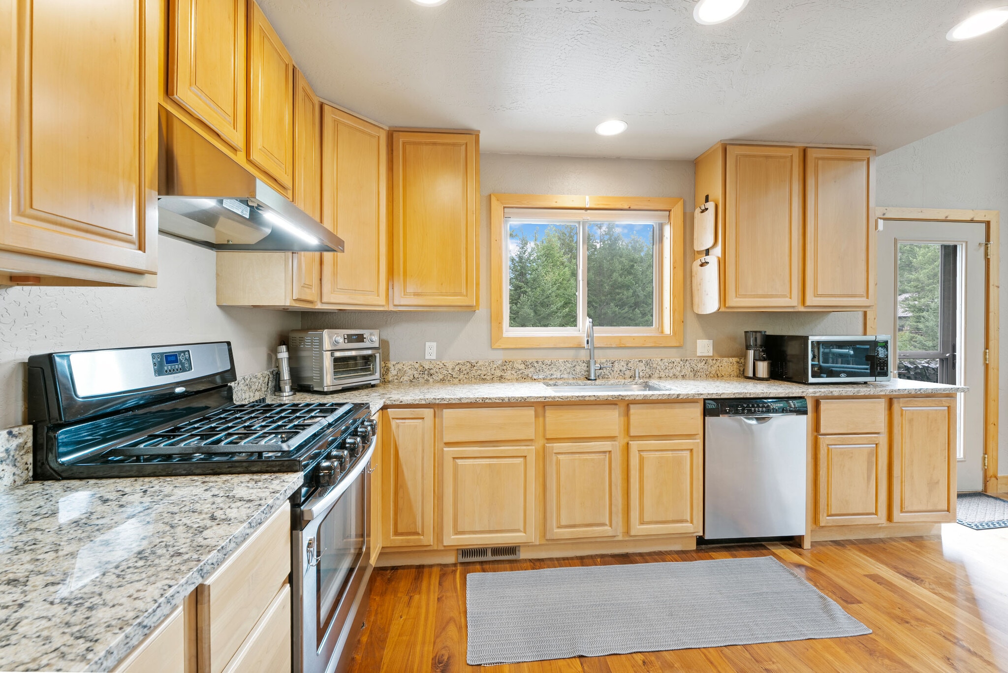 Building Photo - 14583 Sylvan Dr