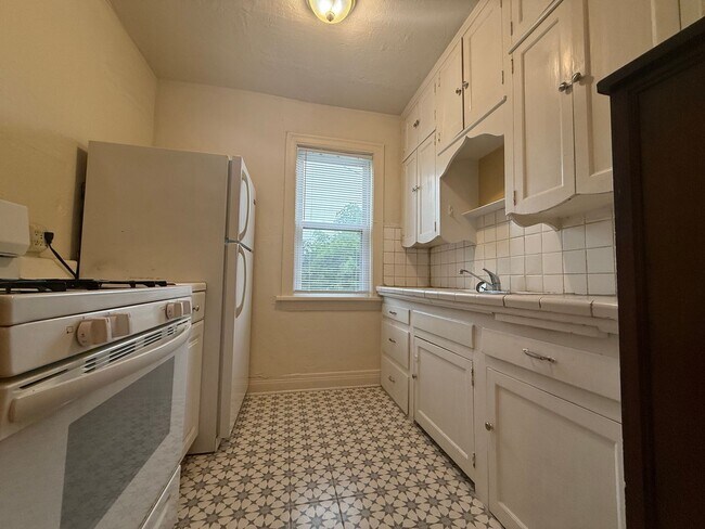Building Photo - Charming Historic 1-Bedroom in Gatewood | Walk to the Plaza District