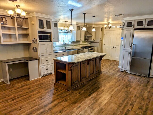 Building Photo - Updated 3/2 in Scott with Country Views!