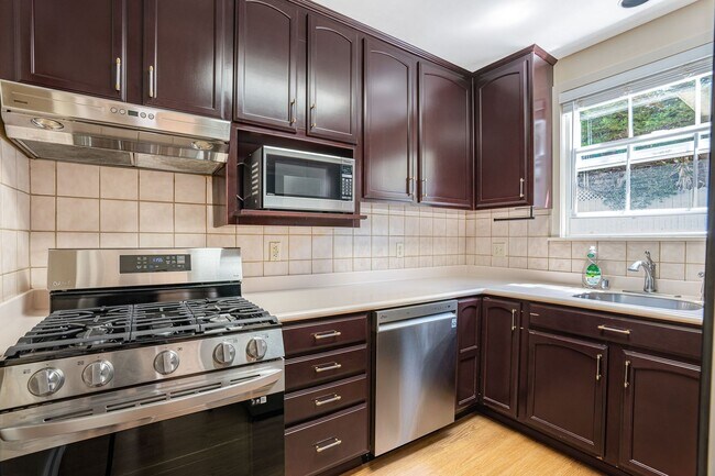 Building Photo - LAKESIDE HOUSE FOR RENT - $5,400