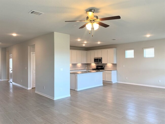 Building Photo - Large Single Level 4-bedroom in Oak Creek ...