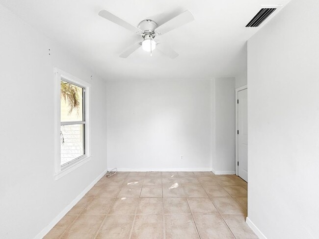 Building Photo - Deposit-Free Living! Stunning Sarasota Home with Pool – Minutes from Siesta Key Beach!