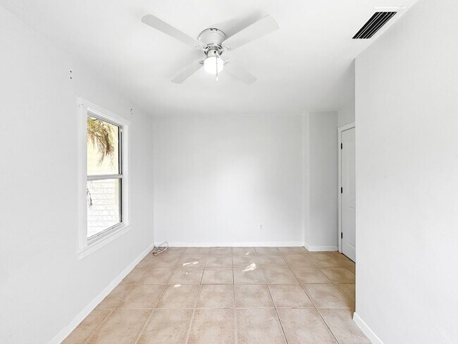 Building Photo - Stunning Sarasota Home with Pool – Minutes...