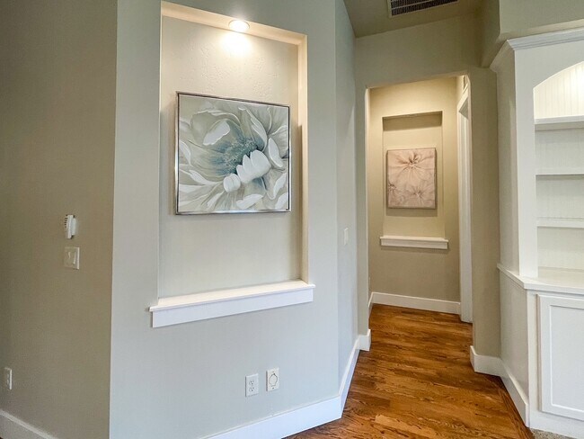 Building Photo - 307 E Grove Creek Ln