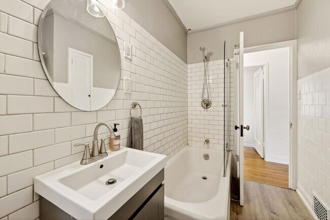 Building Photo - 514 W Lakeside St