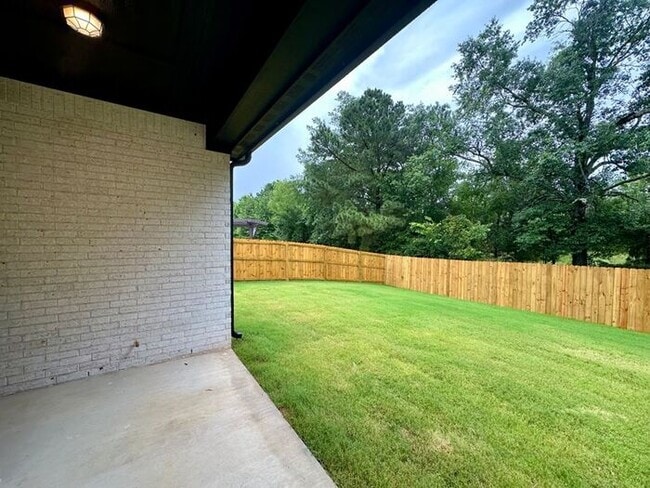 Building Photo - Available Now! Luxurious 3 Bedroom 2 Bath ...