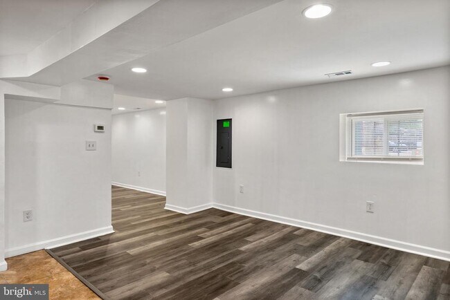 Building Photo - 141 Uhland Terrace NE