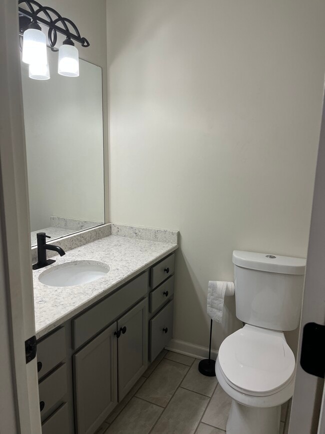 Master Bath w/tub-shower - 542 Rogers Ln