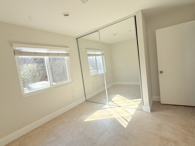 Building Photo - 142 Calle Maribel