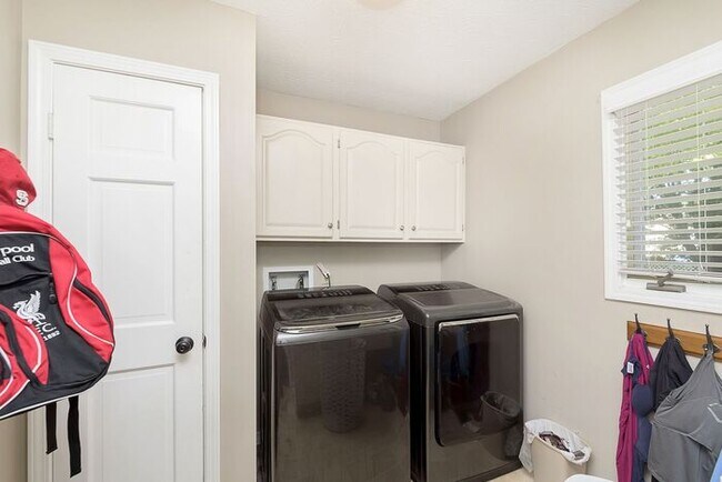 Building Photo - Lovely 4 Bedroom 2 Bath Home in Carmel!