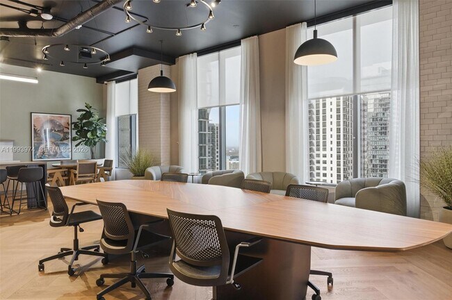 Building Photo - 121 NE 5th St