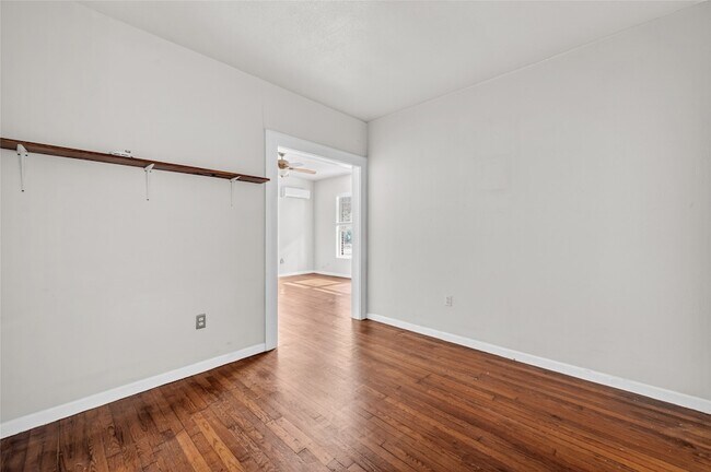 Building Photo - 907 W Gray St