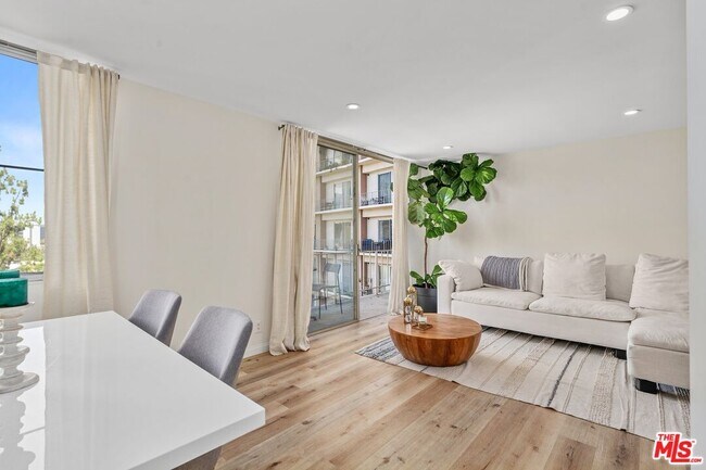 Building Photo - 100 S Doheny Dr