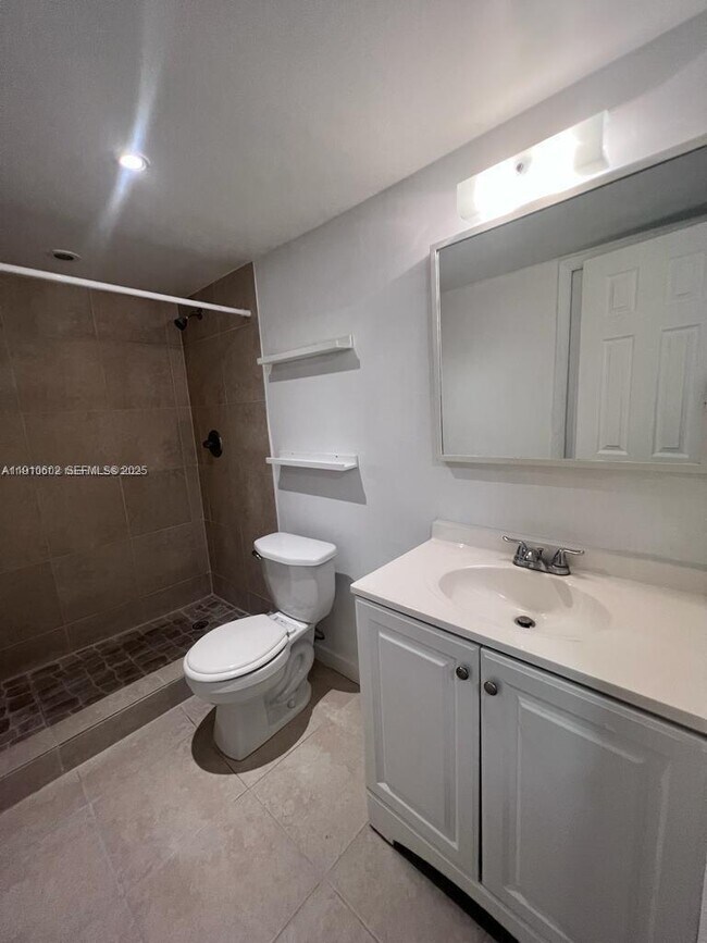 Building Photo - 933 NE 199th St