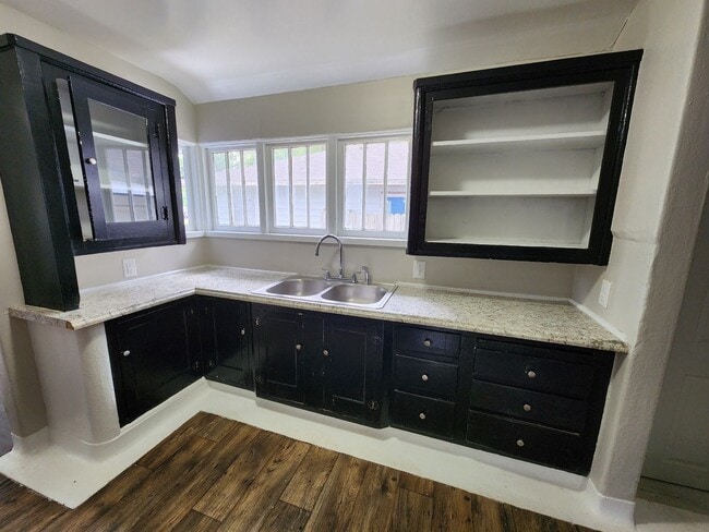 Building Photo - Spacious 2-Bedroom, 1-Bathroom Home AVAILA...