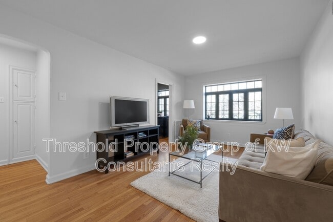 Building Photo - 451 E Town St