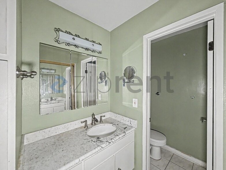 Building Photo - Unit H1030