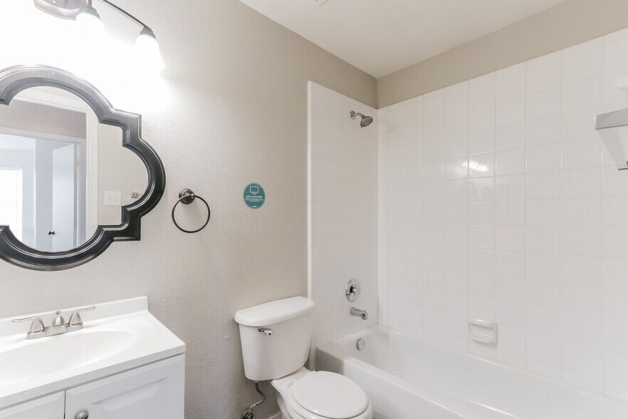 Building Photo - 2014 Gardenia Dr