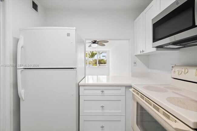 Building Photo - 9441 Evergreen Pl