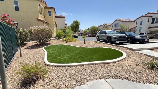 Building Photo - Lovely Home with Community Pool