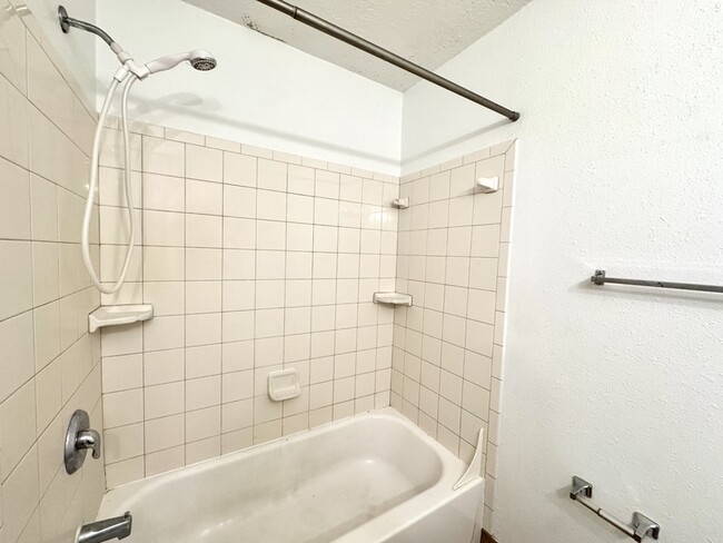 Building Photo - 212 E Cypress St