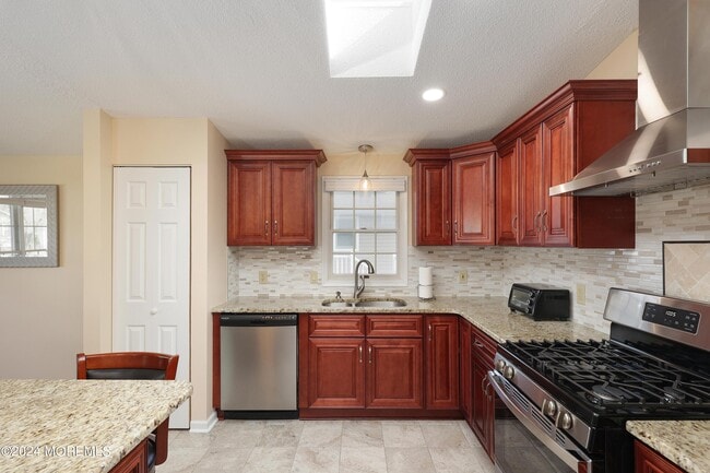 Building Photo - 16 Pinetree Ln