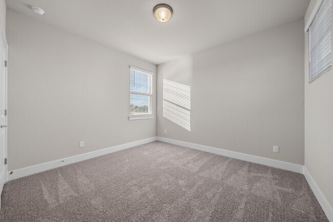 Building Photo - 217 Pinnacle Ln