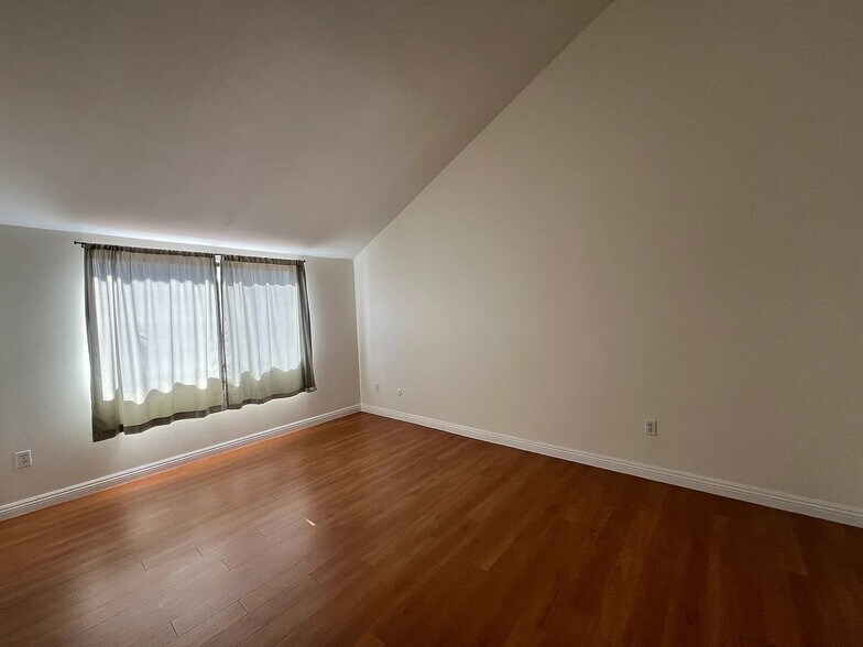 Building Photo - 598 W Huntington Dr