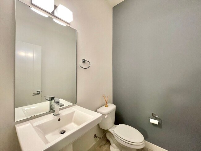 Building Photo - Great TownHome For Rent