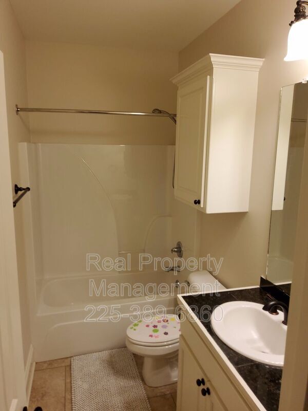 Building Photo - 10950 Hillpark Ave