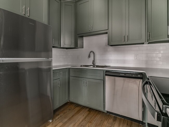 Building Photo - Beautifully Remodeled 2 bed / 1 bath