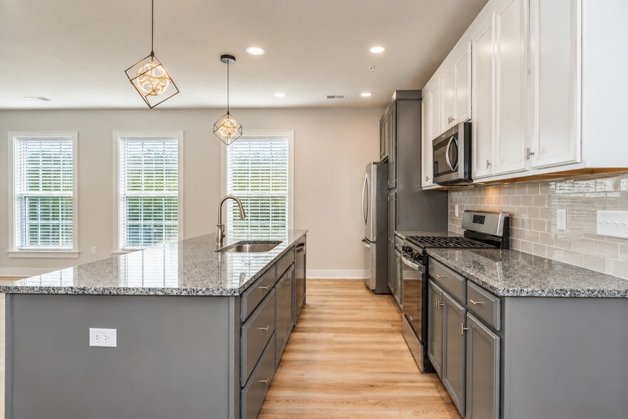 Building Photo - 701 Halcyon Ln