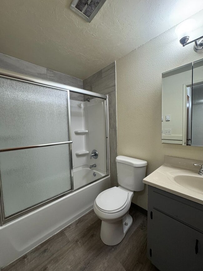 Building Photo - (CAM 10)  Very Nice Large 1 bed Apt - Close to U of O