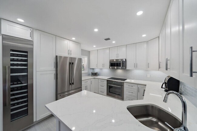 Building Photo - 3902 Fairway Dr S