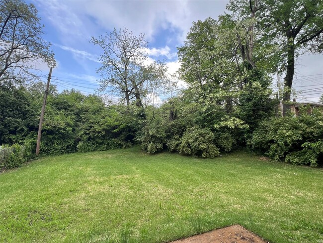 Building Photo - 6911 Pine Ridge Dr