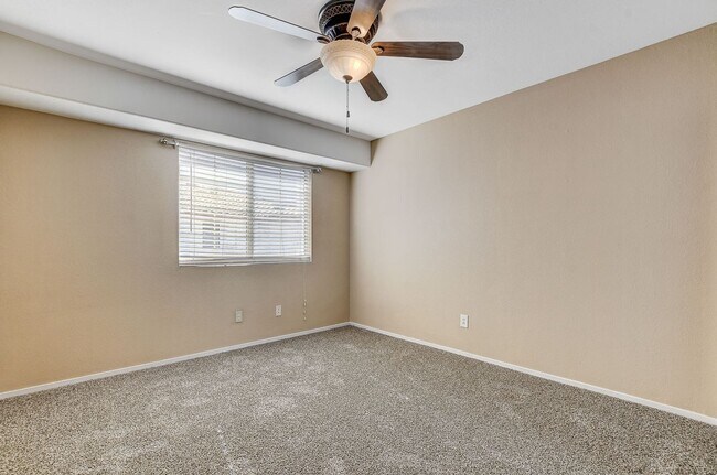 Building Photo - Spacious Townhome w/large yard! Near Summe...